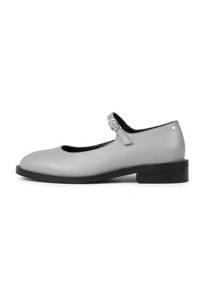 Szare buty typu Mary Jane z okrągłym noskiem i płaską czarną podeszwą. Posiadają smukły pasek z kwadratową klamrą oraz gładkie skórzane wykończenie.