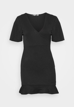 Vestido preto com decote em V e mangas curtas. Apresenta um corpo ajustado e uma bainha godê na parte inferior. Feito de um tecido suave.