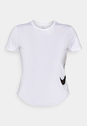 Balta īso piedurkņu sporta krekls, kas izgatavots no gludas auduma, ar melnu Nike logo kreisajā pusē un izliekta apakšmalu.