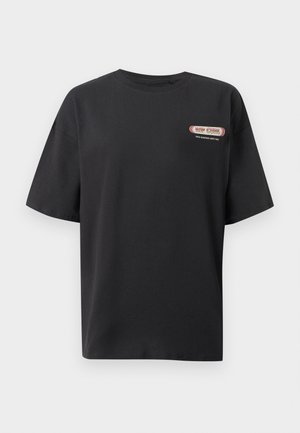 Μαύρο κοντομάνικο T-shirt με μικρό κόκκινο και λευκό λογότυπο και κείμενο "RIP CURL" στην πάνω αριστερή πλευρά του στήθους.