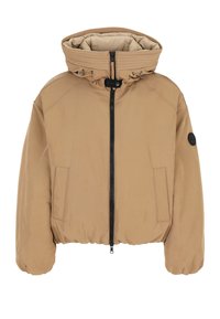 Bruine gevoerde jas met hoge kraag, ritssluiting aan de voorkant en twee zijzakken. Heeft elastische manchetten en een ronde logopatch op de mouw.