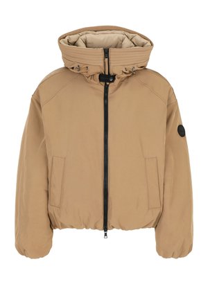 Veste matelassée marron avec un col haut, fermeture éclair à l'avant et deux poches latérales. Présente des poignets élastiques et un écusson rond sur la manche.