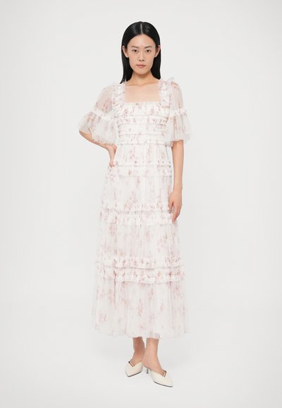 Sukienka maxi z przezroczystej jasnoróżowej tkaniny z kwiatowym wzorem, falbaniastymi rękawami i warstwowymi falbanami. Posiada kwadratowy dekolt i zwiewną sylwetkę.