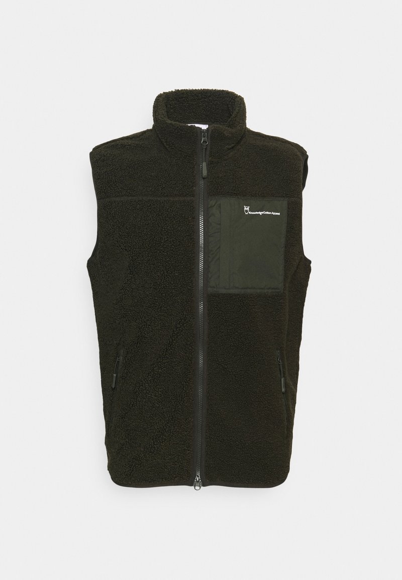 Fleeceväst i mörkgrön med hög krage, framdragkedja och en bröstficka i enfärgad grön. Har sidofickor med dragkedjor.