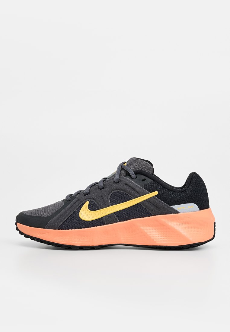 Czarny i ciemnoszary but do biegania z żółwym znakiem Nike i grubą koralowooranżową podeszwą, przedstawiony z boku na białym tle.