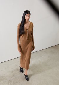 HARRIET MIDI SKIRT - Saia lápis - tobacco