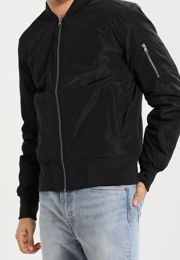 Schwarze Bomberjacke mit glatter, glänzender Textur, gerippten Bündchen und Saum, ausgestattet mit einer seitlichen Reißverschlusstasche und einem Frontreißverschluss.