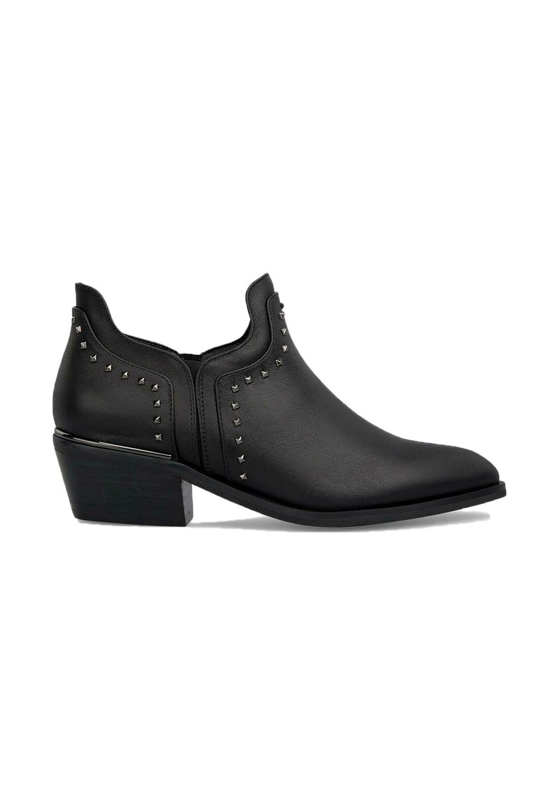 Bottines noires avec un bout pointu, en cuir lisse, dotées de clous en métal sur les côtés et d'un petit talon carré.