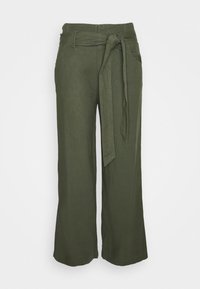Pantalon large couleur olive avec une texture lisse, taille ceinturée et poches avant. Coupe droite avec une coupe décontractée.