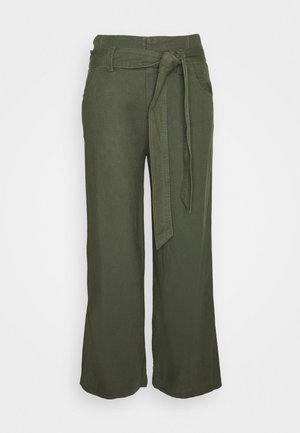 Pantalones de pierna ancha color verde oliva con textura suave, cintura con cinturón y bolsillos delanteros. Corte recto con un ajuste relajado.