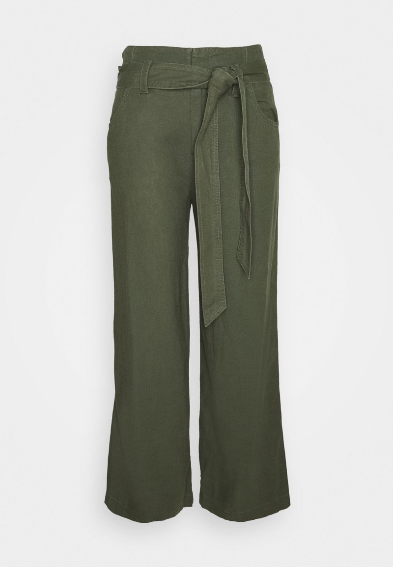 Pantalon large couleur olive avec une texture lisse, taille ceinturée et poches avant. Coupe droite avec une coupe décontractée.