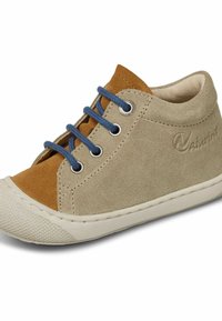 Chaussures en daim avec un design beige et marron, ornées de lacets bleus et d'une semelle extérieure en caoutchouc texturée. Bout arrondi et détails de couture simples.