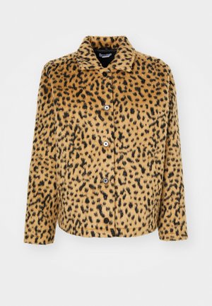 Chaqueta de estampado de leopardo en tonos marrón y negro, hecha de una tela suave. Presenta un collar puntiagudo, cierre de botones y mangas largas.