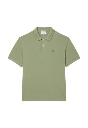 Ljusgrön polo skjorta i bomull, med klassisk krage, två knappslå och en broderad logotyp på vänster bröst.