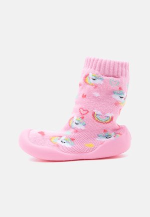 Chaussette rose pour tout-petit avec semelle antidérapante, décorée de licornes, d'arcs-en-ciel et de cœurs sur fond blanc.