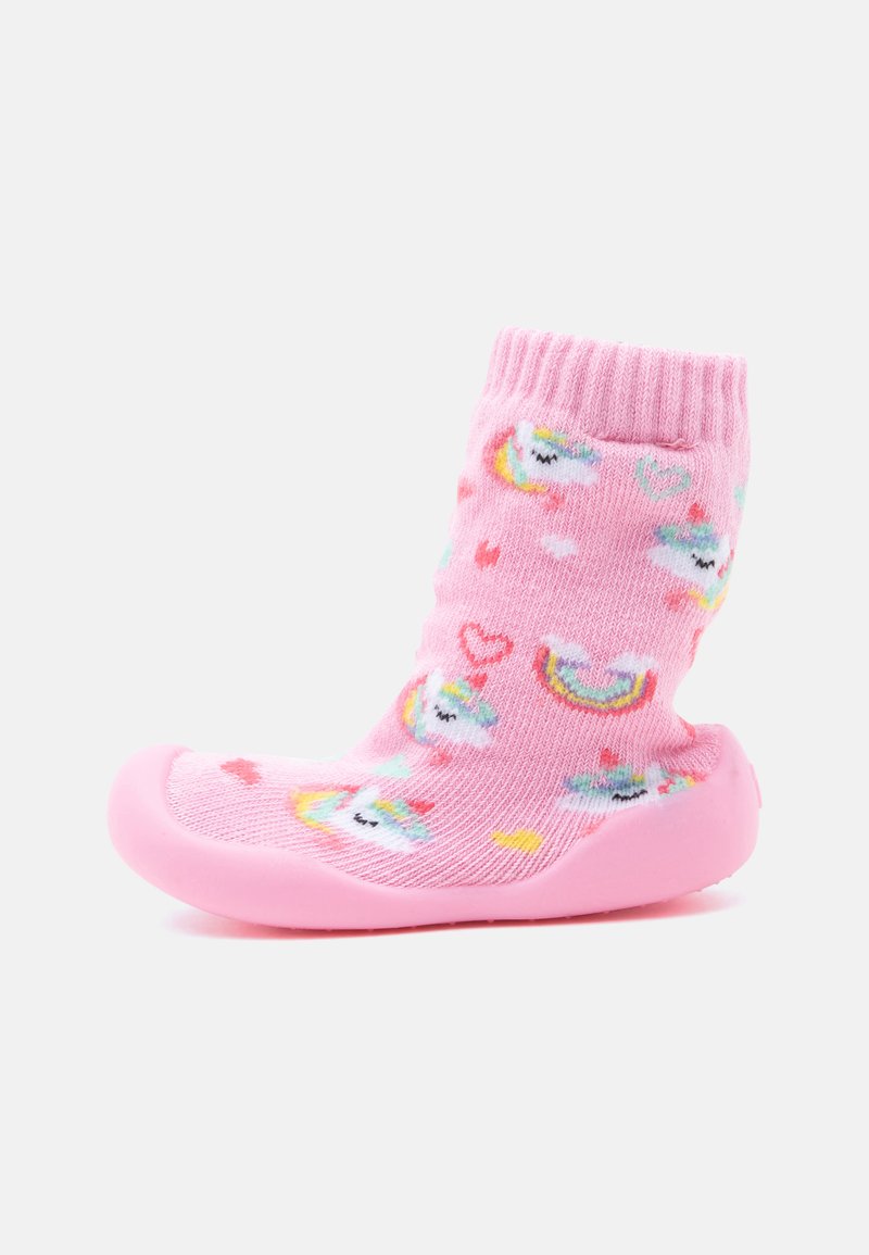 Chaussette rose pour tout-petit avec semelle antidérapante, décorée de licornes, d'arcs-en-ciel et de cœurs sur fond blanc.