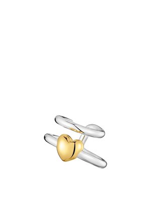 Anello aperto in argento con un cuore dorato lucido su uno sfondo bianco semplice.