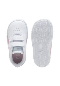 Zapatillas blancas con detalles en rosa, doble correa de Velcro, suela de goma texturizada y diseño de punta redonda. Presenta detalles perforados en la parte superior.