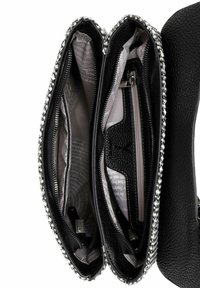 Borsa a tracolla nera con esterno testurizzato, dettagli metallici, molteplici scomparti con zip e una fodera a motivi grigio chiaro.
