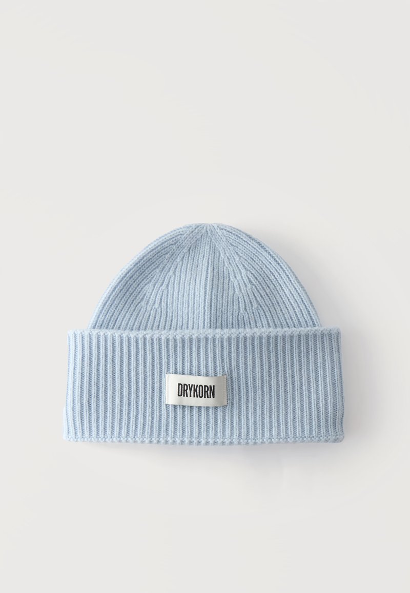 Bonnet en laine côtelé bleu clair avec revers plié et étiquette blanche indiquant "DRYKORN" sur un fond uni.