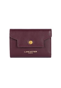 Portafoglio in pelle bordeaux con chiusura a pressione dorata e logo "LANCASTER PARIS" impresso sul fronte; superficie liscia e forma rettangolare.