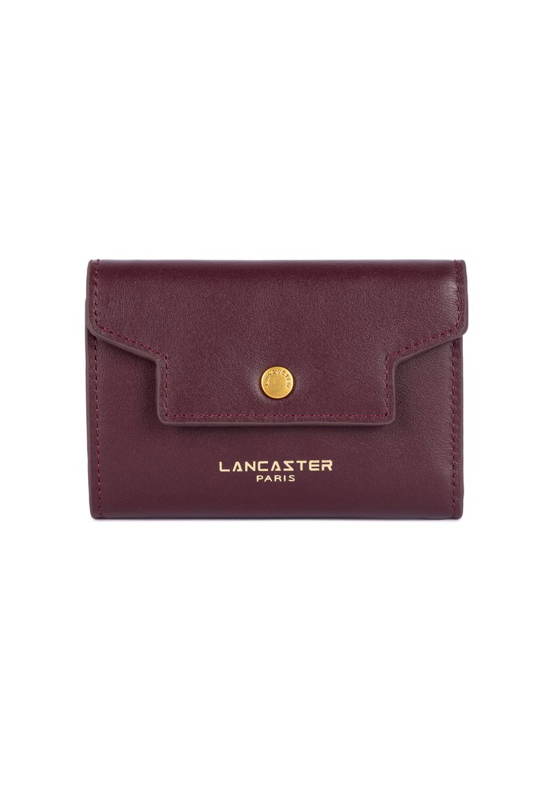 Portafoglio in pelle bordeaux con chiusura a pressione dorata e logo "LANCASTER PARIS" impresso sul fronte; superficie liscia e forma rettangolare.