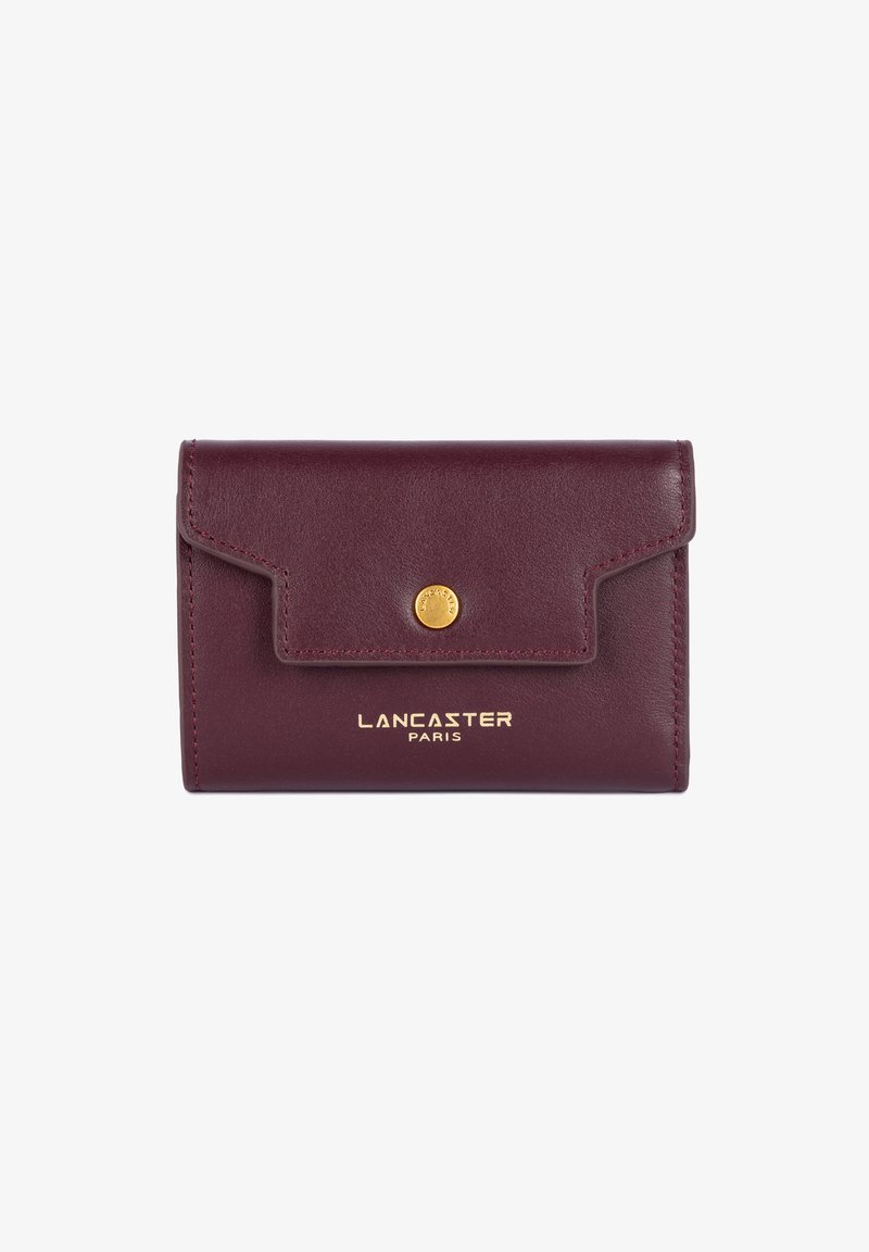Portafoglio in pelle bordeaux con chiusura a pressione dorata e logo "LANCASTER PARIS" impresso sul fronte; superficie liscia e forma rettangolare.
