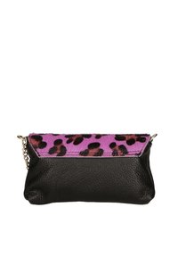Clutch bag in pelle nera con superficie testurizzata e patta in stampa animale rosa. Dotata di una tracolla a catena per il trasporto.
