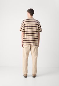 HUGO NISTRIPO - Triko s potiskem - medium beige