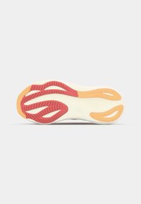 Semelle de chaussure présentant un design ondulé ; les couleurs principales sont rose, orange et crème. Le caoutchouc texturé assure une adhérence avec des sections découpées.
