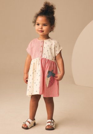 Next, REGULAR FIT - Džersejové šaty - patchwork strawberry