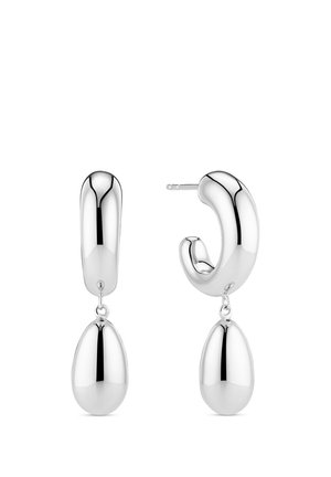 Sølvdråbeøreringe med et afrundet topstykke og en forlænget tårnpendant, begge med en blank, reflekterende overflade.