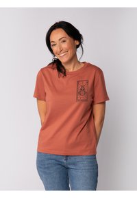 Terrakotta Baumwoll-T-Shirt mit rundem Hals, kurzen Ärmeln und einem schwarzen Druckdesign mit einem Käfer und Text auf der Vorderseite.