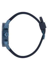 Blå klocka med ett runt metallhus, mörk silikonrem och två tryckknappar. Den har en texturerad bezel och en blå accent på kronan.