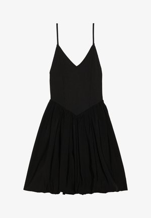 Sort kjole med et tætsiddende ribbet liv og en flagrende, tekstureret nederdel. Har tynde skulderstropper og en V-udskæring.