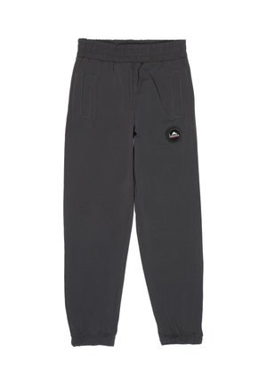 Pantalon noir à taille élastique avec une coupe effilée, doté de poches latérales et d'un écusson circulaire sur la cuisse gauche. Texture de tissu lisse.