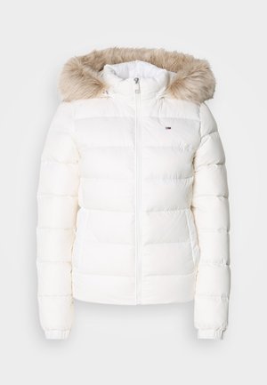 Casaco acolchoado branco com capuz de peluche bege removível. Apresenta um fecho de correr, punhos canelados e um discreto detalhe do logotipo no peito.