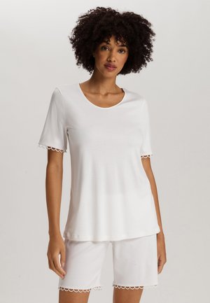 Top blanco de manga corta con cuello redondo y borde festoneado en las mangas, combinado con pantalones cortos blancos a juego que presentan un detalle de borde similar.