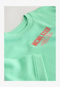 Neselectat, bright green