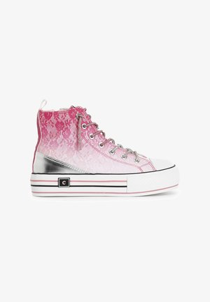 Sneakers za kostkę z różowym overlayem sznurowadeł, srebrnymi akcentami i białą gumową osłoną na palcach. Wyróżniają się efektem ombre i grubą podeszwą.