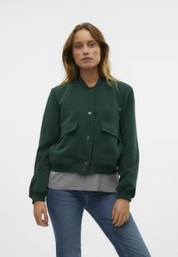 Vero Moda AMALA SHORT - Bomberjacks - pine grove