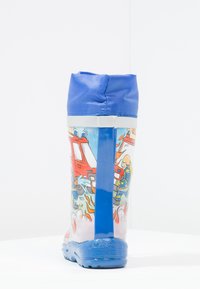 Transparante kinderrubberlaars met blauwe rubberen afwerking, versierd met kleurrijke brandweerscenes en een glanzende afwerking.
