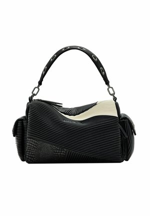 Bolso texturizado en blanco y negro con patrones acanalados y de cocodrilo, correa corta con ojales metálicos y bolsillos laterales con solapas.