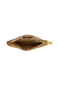 Astuccio zip in pelle marrone con una texture liscia, accessori in oro e interno beige con un motivo sottile. Apertura superiore.