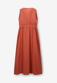 Robe maxi sans manches de couleur rouille, fabriquée à partir d'un tissu doux. Présente une taille froncée pour souligner la silhouette et un col rond modeste.