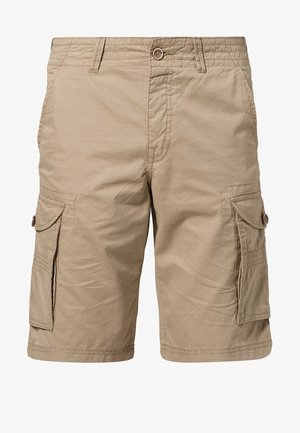Shorts cargo beige jusqu'aux genoux avec fermeture par bouton et poches latérales dotées de rabats et de boutons.