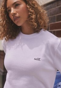 Self. REGULAR FIT  - T-shirts print - white