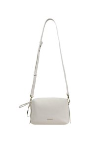 Witte crossbodytas van getextureerd leer met verstelbare band en goudkleurige hardware, rechthoekige vorm en subtiel merkembleem aan de voorkant.