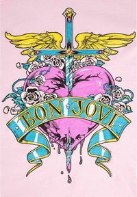 Różowa koszulka z graficznym wzorem przedstawiającym różowe serce z czarnymi cierniami, różami oraz niebieską wstążką z napisem "BON JOVI", zwieńczoną złotym krzyżem z skrzydłami.