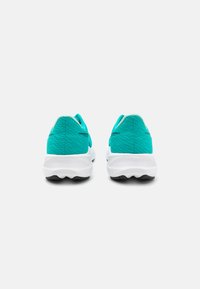 Baskets de course turquoise avec une tige texturée, une semelle intermédiaire blanche et une semelle extérieure noire. Conçues pour le confort, avec une silhouette moderne et épurée.